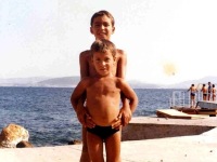 Şinasi Yüksel23 Ağu 2015— 1985'de sağ tarafa yol yapıldı ve sonuna da beton iskele. Çocukların fotoğraflarını çekerken bu tarihleri belgelemiş oldum..